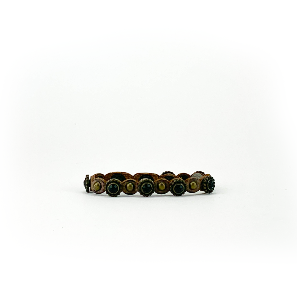Bracciale in cuoio di toro lavorato a mano con accessori in metallo invecchiato color ottone e pietre nere Moro & Co. Handmade in Italy